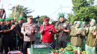 BUPATI Tabanan, I Komang Gede Sanjaya, bersama jajaran Forkopimda Tabanan memberikan kejutan berupa kue ulang tahun untuk merayakan HUT ke-62 Korem 163/Wira Satya, usai melaksanakan ziarah, di halaman depan TMP Pancaka Tirta, Tabanan, Jumat (24/2/2023). Foto: ist BUPATI Tabanan, I Komang Gede Sanjaya, bersama jajaran Forkopimda Tabanan memberikan kejutan berupa kue ulang tahun untuk merayakan HUT ke-62 Korem 163/Wira Satya, usai melaksanakan ziarah, di halaman depan TMP Pancaka Tirta, Tabanan, Jumat (24/2/2023). Foto: ist