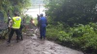 PETUGAS membersihkan pohon tumbang dan tanah longsor yang menghalangi badan jalan di Desa Buahan menuju Desa Abang Batudinding, akibat hujan deras disertai angin kencang, Rabu (1/2/2023) malam. Foto: ist PETUGAS membersihkan pohon tumbang dan tanah longsor yang menghalangi badan jalan di Desa Buahan menuju Desa Abang Batudinding, akibat hujan deras disertai angin kencang, Rabu (1/2/2023) malam. Foto: ist