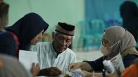 TIM kesehatan PLN UIP Nusra tengah melakukan pemeriksaan kesehatan pada warga desa Padak Guar, Kecamatan Sambelia, Kabupaten Lotim. Foto: ist TIM kesehatan PLN UIP Nusra tengah melakukan pemeriksaan kesehatan pada warga desa Padak Guar, Kecamatan Sambelia, Kabupaten Lotim. Foto: ist
