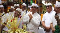 WALI Kota Denpasar, I Gusti Ngurah Jaya Negara, menghadiri sekaligus ngayah mendem pedagingan serangkaian Upacara Pemelaspasan, Pecaruan Rsi Gana Wraspati Kalpa Madya, Mendem Pedagingan lan Pujawali Ida Bhatara Luhuring Pura Puseh Desa Adat Sesetan, Denpasar Selatan, Selasa (28/2/2023). Foto: ist WALI Kota Denpasar, I Gusti Ngurah Jaya Negara, menghadiri sekaligus ngayah mendem pedagingan serangkaian Upacara Pemelaspasan, Pecaruan Rsi Gana Wraspati Kalpa Madya, Mendem Pedagingan lan Pujawali Ida Bhatara Luhuring Pura Puseh Desa Adat Sesetan, Denpasar Selatan, Selasa (28/2/2023). Foto: ist