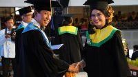 REKTOR Unud, Prof. Dr. Ir. I Nyoman Gde Antara (kiri) menyalami wisudawan dalam upacara wisuda ke-152 pada Sabtu (25/2/2023). Foto: ist REKTOR Unud, Prof. Dr. Ir. I Nyoman Gde Antara (kiri) menyalami wisudawan dalam upacara wisuda ke-152 pada Sabtu (25/2/2023). Foto: ist