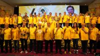 AIRLANGGA Hartarto (enam kanan depan) bersama para pengurus harian DPP dan DPD Partai Golkar foto bersama usai Rakornis Partai Golkar Bali, Nusa Tenggara Wilayah Timur, Jumat (3/2/2023). Foto: IST