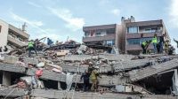 sebuah-gedung-rusak-parah-setelah-gempa-7-magnitudo-guncang-turki