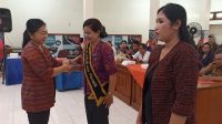 BUNDA PAUD Kota Denpasar, Antari Jaya Negara, mengukuhkan Bunda PAUD Kelurahan Penatih, Ni Made Mariani, dan Bunda PAUD Kelurahan Pedungan, Ni Wayan Sarni, ditandai dengan penyelempangan kain selempang dan penyematan pin sebelum membuka Bimtek Penguatan Peran Bunda PAUD Kecamatan dan Desa/Lurah se-Kota Denpasar, di Aula SPNF SKB Kota Denpasar, Senin (27/3/2023). Foto: tra BUNDA PAUD Kota Denpasar, Antari Jaya Negara, mengukuhkan Bunda PAUD Kelurahan Penatih, Ni Made Mariani, dan Bunda PAUD Kelurahan Pedungan, Ni Wayan Sarni, ditandai dengan penyelempangan kain selempang dan penyematan pin sebelum membuka Bimtek Penguatan Peran Bunda PAUD Kecamatan dan Desa/Lurah se-Kota Denpasar, di Aula SPNF SKB Kota Denpasar, Senin (27/3/2023). Foto: tra