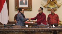 ADI Wiryatama (kanan) menyerahkan pandangan umum fraksi DPRD Bali kepada Wakil Gubernur Tjokorda Oka Arta Ardhana Sukawati. Foto: ist ADI Wiryatama (kanan) menyerahkan pandangan umum fraksi DPRD Bali kepada Wakil Gubernur Tjokorda Oka Arta Ardhana Sukawati. Foto: ist