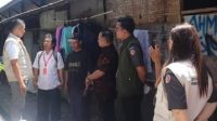 KOMISIONER Divisi Pencegahan, Partisipasi Masyarakat dan Hubungan Masyarakat Bawaslu NTB, Hasan Basri (kiri); bersama Ketua Bawaslu Mataram, Muhamad Yusril, saat meninjau dan berdialog dengan warga Ahmadiyah di Wisma Transito Majeluk, Kota Mataram. Foto: ist KOMISIONER Divisi Pencegahan, Partisipasi Masyarakat dan Hubungan Masyarakat Bawaslu NTB, Hasan Basri (kiri); bersama Ketua Bawaslu Mataram, Muhamad Yusril, saat meninjau dan berdialog dengan warga Ahmadiyah di Wisma Transito Majeluk, Kota Mataram. Foto: ist