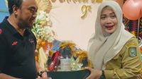 BUPATI Bima, Indah Damayanti Putri (kanan) saat mengunjungi gerai kuliner milik Iman Suryo Wibowo. Foto: ist BUPATI Bima, Indah Damayanti Putri (kanan) saat mengunjungi gerai kuliner milik Iman Suryo Wibowo. Foto: ist