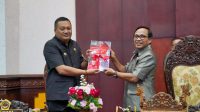 BUPATI Gianyar dan Ketua DPRD Gianyar menunjukan Laporan Keterangan Pertanggungjawaban (LKPJ) tahun anggaran 2022, Jumat (17/3/2023). Foto: adi BUPATI Gianyar dan Ketua DPRD Gianyar menunjukan Laporan Keterangan Pertanggungjawaban (LKPJ) tahun anggaran 2022, Jumat (17/3/2023). Foto: adi