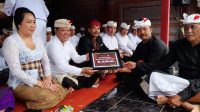 BUPATI Sang Nyoman Sedana Arta menyerahkan dana bantuan banten upasaksi, diterima Kelian Pengemong Pura Pucak Hyang Ukir, AA Gede Putra Suaratna Kania. Foto: ist BUPATI Sang Nyoman Sedana Arta menyerahkan dana bantuan banten upasaksi, diterima Kelian Pengemong Pura Pucak Hyang Ukir, AA Gede Putra Suaratna Kania. Foto: ist