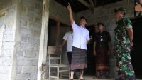 BUPATI Suwirta bersama Kadis Sosial P3A Klungkung meninjau rumah Ni Nengah Ngirim, Kamis (2/3/2023). Foto: ist BUPATI Suwirta bersama Kadis Sosial P3A Klungkung meninjau rumah Ni Nengah Ngirim, Kamis (2/3/2023). Foto: ist
