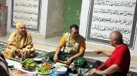 GUBERNUR Zulkieflimansyah saat berdiskusi dengan anggota DPR RI, Rachmat Hidayat, dan istrinya, Putu Selly Andayani, di Musholla Panji Masyarakat, Kecamatan Sekarbela, Kota Mataram. Foto: ist GUBERNUR Zulkieflimansyah saat berdiskusi dengan anggota DPR RI, Rachmat Hidayat, dan istrinya, Putu Selly Andayani, di Musholla Panji Masyarakat, Kecamatan Sekarbela, Kota Mataram. Foto: ist
