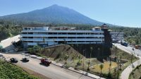 Gedung Parkir Area Manik Mas Besakih tampak megah dengan latar belakang Gunung Agung