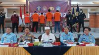 Gubernur Koster tampak Bersama Kapolda Bali memberikan keterangan di Kantor Wilayah Hukum dan HAM Bali
