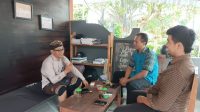 JAJARAN Satuan Intelkam Polres Bangli berkoordinasi dengan anggota Bawaslu Bangli Divisi Humas dan Hukum, I Nengah Muliarta. Foto: ist JAJARAN Satuan Intelkam Polres Bangli berkoordinasi dengan anggota Bawaslu Bangli Divisi Humas dan Hukum, I Nengah Muliarta. Foto: ist