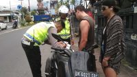 SATLANTAS Polres Karangasem menilang sejumlah turis asing yang tidak memakai helm saat berkendara di jalan raya, Jumat (17/3/2023). Foto: ist SATLANTAS Polres Karangasem menilang sejumlah turis asing yang tidak memakai helm saat berkendara di jalan raya, Jumat (17/3/2023). Foto: ist