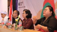 JURU Bahasa Isyarat untuk tunarungu, Ni Nyoman Ari Savitri (kanan); menerjemahkan pemaparan komisioner Bawaslu Bali, Widyardana Putra (dua kiri), dalam sosialisasi penguatan pemahaman kepemiluan kepada disabilitas dalam menyongsong Pemilu 2024 Badung, Senin (6/3/2023). Foto: hen JURU Bahasa Isyarat untuk tunarungu, Ni Nyoman Ari Savitri (kanan); menerjemahkan pemaparan komisioner Bawaslu Bali, Widyardana Putra (dua kiri), dalam sosialisasi penguatan pemahaman kepemiluan kepada disabilitas dalam menyongsong Pemilu 2024 Badung, Senin (6/3/2023). Foto: hen
