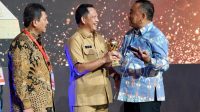 JEMBRANA mendapat Penghargaan UHC Award 2023 dari Mendagri Tito Karnavian, Selasa (14/3/2023). Foto: ist JEMBRANA mendapat Penghargaan UHC Award 2023 dari Mendagri Tito Karnavian, Selasa (14/3/2023). Foto: ist