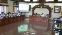 KEPALA BWS Bali Penida, Eka Nugraha Abdi (kiri di bawah layar) sedang memaparkan program kerjanya saat rapat kerja dengan Komisi 3 DPRD Bali dipimpin AAN Adhi Ardhana, Senin (6/3/2023). Foto: ist KEPALA BWS Bali Penida, Eka Nugraha Abdi (kiri di bawah layar) sedang memaparkan program kerjanya saat rapat kerja dengan Komisi 3 DPRD Bali dipimpin AAN Adhi Ardhana, Senin (6/3/2023). Foto: ist