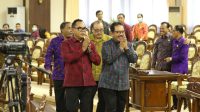 KETUA DPRD Bali, Nyoman Adi Wiryatama, mendampingi Wakil Gubernur Tjokorda Oka arta Ardhana Sukawati usai rapat paripurna DPRD Bali, Senin (27/3/2023). Foto: ist KETUA DPRD Bali, Nyoman Adi Wiryatama, mendampingi Wakil Gubernur Tjokorda Oka arta Ardhana Sukawati usai rapat paripurna DPRD Bali, Senin (27/3/2023). Foto: ist