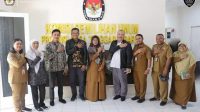 KETUA KPU NTB, Suhardi Soud, bersama jajaran KPU dan Sekretaris KPU saat menerima kunjungan direksi RSJ Mutiara Sukma yang dipimpin Direktur, dr. Wiwin Nurhasida (tengah), di KPU NTB. Foto: ist KETUA KPU NTB, Suhardi Soud, bersama jajaran KPU dan Sekretaris KPU saat menerima kunjungan direksi RSJ Mutiara Sukma yang dipimpin Direktur, dr. Wiwin Nurhasida (tengah), di KPU NTB. Foto: ist