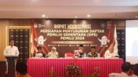 KETUA KPU NTB, Suhardi Soud (kiri), saat membuka rakor penyusunan Data Pemilih Sementara (DPS) Pemilu 2024. Foto: ist KETUA KPU NTB, Suhardi Soud (kiri), saat membuka rakor penyusunan Data Pemilih Sementara (DPS) Pemilu 2024. Foto: ist