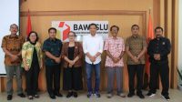 KOMISIONER Bawaslu Bali foto bersama rombongan pejabat Kejaksaan Agung RI usai audiensi ke Bawaslu Bali, Jumat (17/3/2023). Foto: ist KOMISIONER Bawaslu Bali foto bersama rombongan pejabat Kejaksaan Agung RI usai audiensi ke Bawaslu Bali, Jumat (17/3/2023). Foto: ist