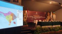 KOMISIONER KPU Bali, Luh Putu Sri Widyastini, memaparkan materi sosialisasi terkait alokasi kursi dan dapil DPRD Provinsi, Jumat (3/3/2023). Foto: hen KOMISIONER KPU Bali, Luh Putu Sri Widyastini, memaparkan materi sosialisasi terkait alokasi kursi dan dapil DPRD Provinsi, Jumat (3/3/2023). Foto: hen