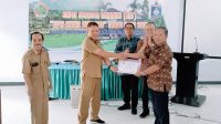 KEPALA Dinas Koperasi dan UMKM Lobar, Maad Adnan, memberi piagam penghargaan kepada salah satu koperasi yang melakukan RAT. Foto: ist KEPALA Dinas Koperasi dan UMKM Lobar, Maad Adnan, memberi piagam penghargaan kepada salah satu koperasi yang melakukan RAT. Foto: ist