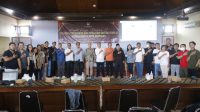 KPU Denpasar bersama jajaran PPK dan Bawaslu Denpasar foto bersama rapat evaluasi tahap II tahapan coklit daftar pemilih Pemilu 2024 di KPU Denpasar, Minggu (5/3/2023). Foto: hen KPU Denpasar bersama jajaran PPK dan Bawaslu Denpasar foto bersama rapat evaluasi tahap II tahapan coklit daftar pemilih Pemilu 2024 di KPU Denpasar, Minggu (5/3/2023). Foto: hen