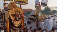 SESUHUNAN Ida Bhatara Pura Kahyangan Tiga serta pura dadia, paibon, manca dan lainnya kairing melasti di Pantai Padanggalak, Minggu (19/3/2023). Foto: tra SESUHUNAN Ida Bhatara Pura Kahyangan Tiga serta pura dadia, paibon, manca dan lainnya kairing melasti di Pantai Padanggalak, Minggu (19/3/2023). Foto: tra