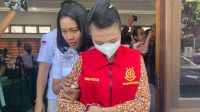 Nur Kasinayati Marsudiono (NKM) selaku penghubung saat digelandang petugas Kejari Denpasar