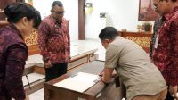 PENANDATANGANAN komitmen bersama dalam Pertemuan Penguatan Forum Kemitraan ATM Kabupaten Tabanan