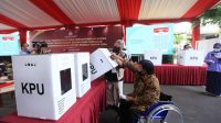 PESERTA penyadang disabilitas mengikuti simulasi pemungutan dan penghitungan suara dengan desain surat suara dan formulir yang disederhanakan untuk pemilu tahun 2024 di Halaman Kantor KPU, Jakarta. Foto: ist PESERTA penyadang disabilitas mengikuti simulasi pemungutan dan penghitungan suara dengan desain surat suara dan formulir yang disederhanakan untuk pemilu tahun 2024 di Halaman Kantor KPU, Jakarta. Foto: ist