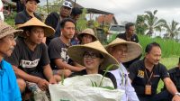 PARA petani di Desa Jatiluwih berdialog dengan jajaran Bawaslu Tabanan yang melaksanakan patroli pengawasan dengan didampingi Bawaslu Bali, Kamis (16/3/2023). Foto: ist PARA petani di Desa Jatiluwih berdialog dengan jajaran Bawaslu Tabanan yang melaksanakan patroli pengawasan dengan didampingi Bawaslu Bali, Kamis (16/3/2023). Foto: ist