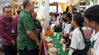 KADISDIKPORA Kota Denpasar, AA Gede Wiratama, meninjau Festival hasil Proyek Penguatan Profil Pelajar Pancasila kelas 7 Kurikulum Merdeka yang digelar SMP PGRI 2 Denpasar, Selasa (28/3/2023). tra KADISDIKPORA Kota Denpasar, AA Gede Wiratama, meninjau Festival hasil Proyek Penguatan Profil Pelajar Pancasila kelas 7 Kurikulum Merdeka yang digelar SMP PGRI 2 Denpasar, Selasa (28/3/2023). tra