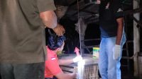 PETUGAS dari Polres Jembrana melakukan olah TKP siswi SMP gantung diri. Foto: ist PETUGAS dari Polres Jembrana melakukan olah TKP siswi SMP gantung diri. Foto: ist