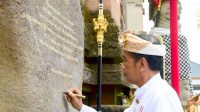 PRESIDEN Jokowi menandatangi prasasti peresmian fasilitas kawasan suci Pura Agung Besakih. Foto: ist PRESIDEN Jokowi menandatangi prasasti peresmian fasilitas kawasan suci Pura Agung Besakih. Foto: ist