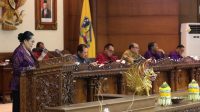 UTAMI Dwi Suryadi membacakan pandangan umum Fraksi Partai Demokrat pada rapat paripurna DPRD Bali, Senin (27/3/2023). Foto: ist UTAMI Dwi Suryadi membacakan pandangan umum Fraksi Partai Demokrat pada rapat paripurna DPRD Bali, Senin (27/3/2023). Foto: ist