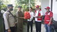 WABUP Kasta bersama PMI Klungkung menyerahkan bantuan kepada I Nengah Parnata di Desa Selisihan, Kecamatan Klungkung, Senin (27/3/2023). Foto: ist WABUP Kasta bersama PMI Klungkung menyerahkan bantuan kepada I Nengah Parnata di Desa Selisihan, Kecamatan Klungkung, Senin (27/3/2023). Foto: ist