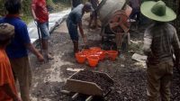 WARGA bergotong royong memperbaiki beberapa titik kerusakan di ruas jalan Karanganyar-Yehkori