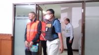 WNA yang akan dideportasi karena overstay saat dihadirkan di Kantor Imigrasi Kelas I Khusus TPI Ngurah Rai. Foto: ist WNA yang akan dideportasi karena overstay saat dihadirkan di Kantor Imigrasi Kelas I Khusus TPI Ngurah Rai. Foto: ist