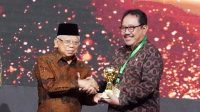 WAGUB Cok Ace (kanan) saat menerima penghargaan yang diserahkan Wapres Ma'ruf Amin (kiri), di Balai Sudirman, Tebet-Jakarta Selatan, Selasa (14/3/2023). Foto: ist WAGUB Cok Ace (kanan) saat menerima penghargaan yang diserahkan Wapres Ma'ruf Amin (kiri), di Balai Sudirman, Tebet-Jakarta Selatan, Selasa (14/3/2023). Foto: ist