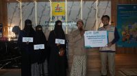 YBM PLN UIW NTB saat menyalurkan bantuan pada guru dhuafa dan pemberian makanan tambahan untuk anak stunting dan gizi buruk di Pulau Lombok. Foto: ist YBM PLN UIW NTB saat menyalurkan bantuan pada guru dhuafa dan pemberian makanan tambahan untuk anak stunting dan gizi buruk di Pulau Lombok. Foto: ist