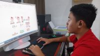 I Putu Dimas Pramudya Sastra, siswa kelas kelas 8.1 SMPN 6 Denpasar, saat membuat stiker WA berbahasa Bali. Foto: ist I Putu Dimas Pramudya Sastra, siswa kelas kelas 8.1 SMPN 6 Denpasar, saat membuat stiker WA berbahasa Bali. Foto: ist