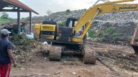 Alat berat di TPA Bengkala