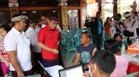 WAKIL Wali Kota Kadek Agus Arya Wibawa, saat meninjau pelaksanaan vaksinasi booster di Balai Banjar Tanjungbungkak Kelod, Sumerta Kelod, Kota Denpasar, Minggu (9/4/2023). Foto: ist WAKIL Wali Kota Kadek Agus Arya Wibawa, saat meninjau pelaksanaan vaksinasi booster di Balai Banjar Tanjungbungkak Kelod, Sumerta Kelod, Kota Denpasar, Minggu (9/4/2023). Foto: ist