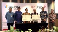 DIREKTUR Utama Bank Jatim, Busrul Iman; bersama Direktur Keuangan, Treasury; dan Global Services Bank Jatim, Edi Masrianto; serta Direktur Utama Bank NTB, Syariah Kukuh Rahardjo, saat menyaksikan MoU antara Bank Jatim dan Bank NTB Syariah. Foto: ist DIREKTUR Utama Bank Jatim, Busrul Iman; bersama Direktur Keuangan, Treasury; dan Global Services Bank Jatim, Edi Masrianto; serta Direktur Utama Bank NTB, Syariah Kukuh Rahardjo, saat menyaksikan MoU antara Bank Jatim dan Bank NTB Syariah. Foto: ist
