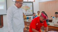 IGN Wiryanata menyaksikan perwakilan PDIP, Tjokorda Gede Agung, menandatangani penerimaan bantuan keuangan parpol di Kesbangpol Provinsi Bali, Senin (17/4/2023). Foto: ist IGN Wiryanata menyaksikan perwakilan PDIP, Tjokorda Gede Agung, menandatangani penerimaan bantuan keuangan parpol di Kesbangpol Provinsi Bali, Senin (17/4/2023). Foto: ist