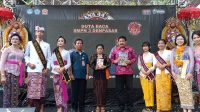 BUNDA Literasi Kota Denpasar, Sagung Antari Jaya Negara, foto bersama I Gusti Ayu Putu Tirtawati, usai mengukuhkan Duta Baca SMP Negeri 3 Denpasar (Spentri) dan Duta Pelajar Spentri 2023 saat puncak perayaan HUT ke-44 SMP Negeri 3 Denpasar, Sabtu (1/4/2023). Foto: tra BUNDA Literasi Kota Denpasar, Sagung Antari Jaya Negara, foto bersama I Gusti Ayu Putu Tirtawati, usai mengukuhkan Duta Baca SMP Negeri 3 Denpasar (Spentri) dan Duta Pelajar Spentri 2023 saat puncak perayaan HUT ke-44 SMP Negeri 3 Denpasar, Sabtu (1/4/2023). Foto: tra