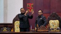 BUPATI Gianyar, Made Mahayastra, menunjukan Rekomendasi DPRD Kabupaten Gianyar terhadap LKPJ Bupati Gianyar tahun 2022. Foto: ist BUPATI Gianyar, Made Mahayastra, menunjukan Rekomendasi DPRD Kabupaten Gianyar terhadap LKPJ Bupati Gianyar tahun 2022. Foto: ist